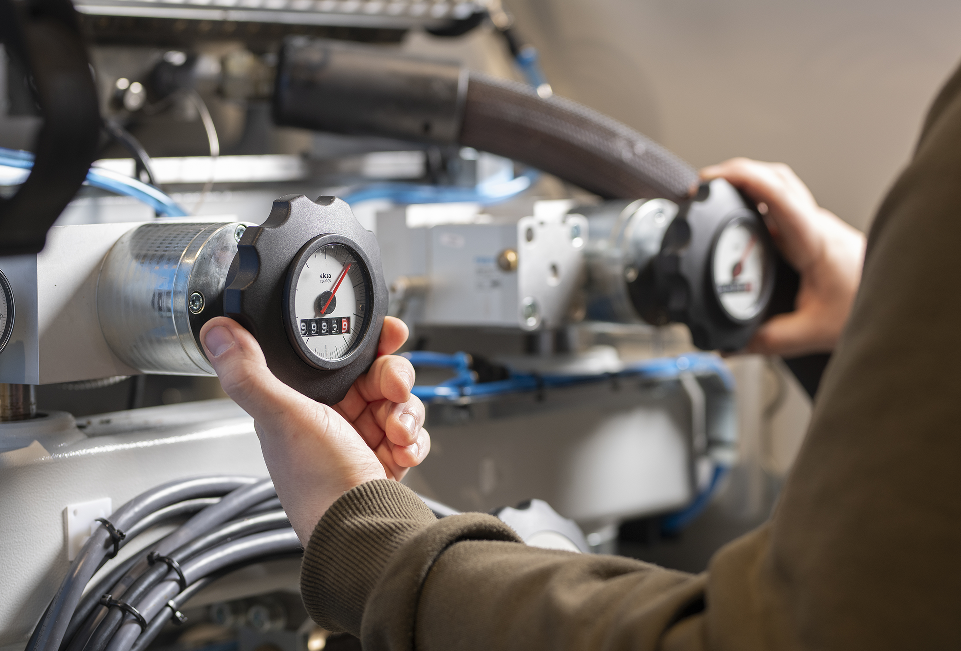 medewerkers bij de Maan Group richten een machine in voor productie