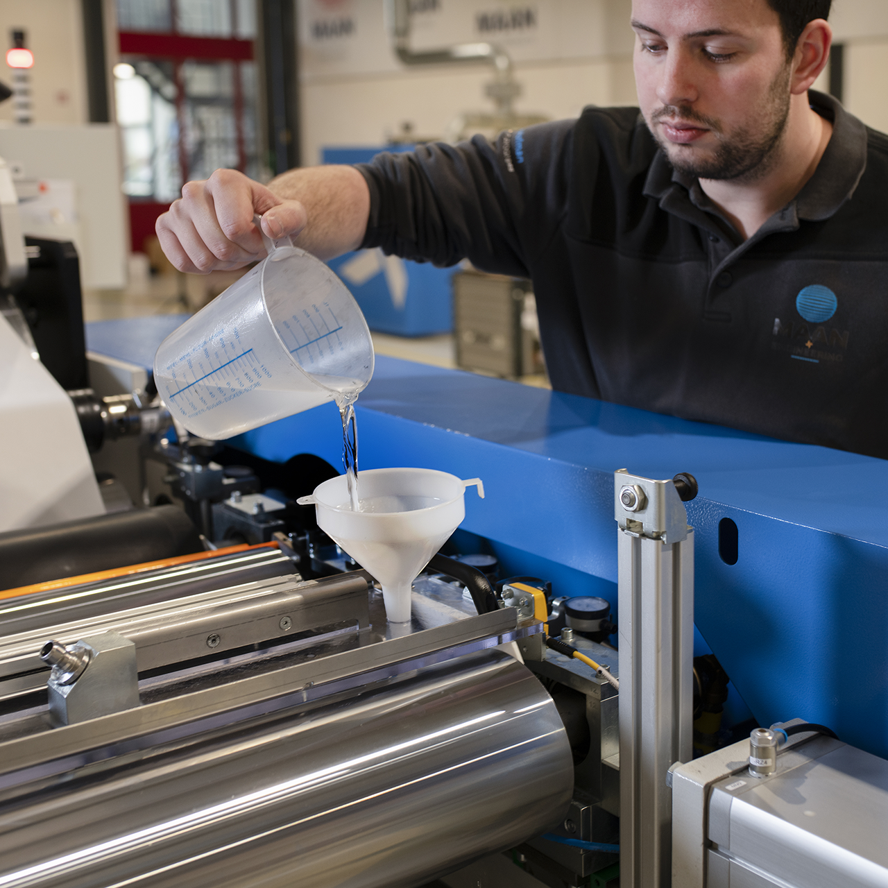 medewerkers bij de Maan Group richten een machine in voor productie