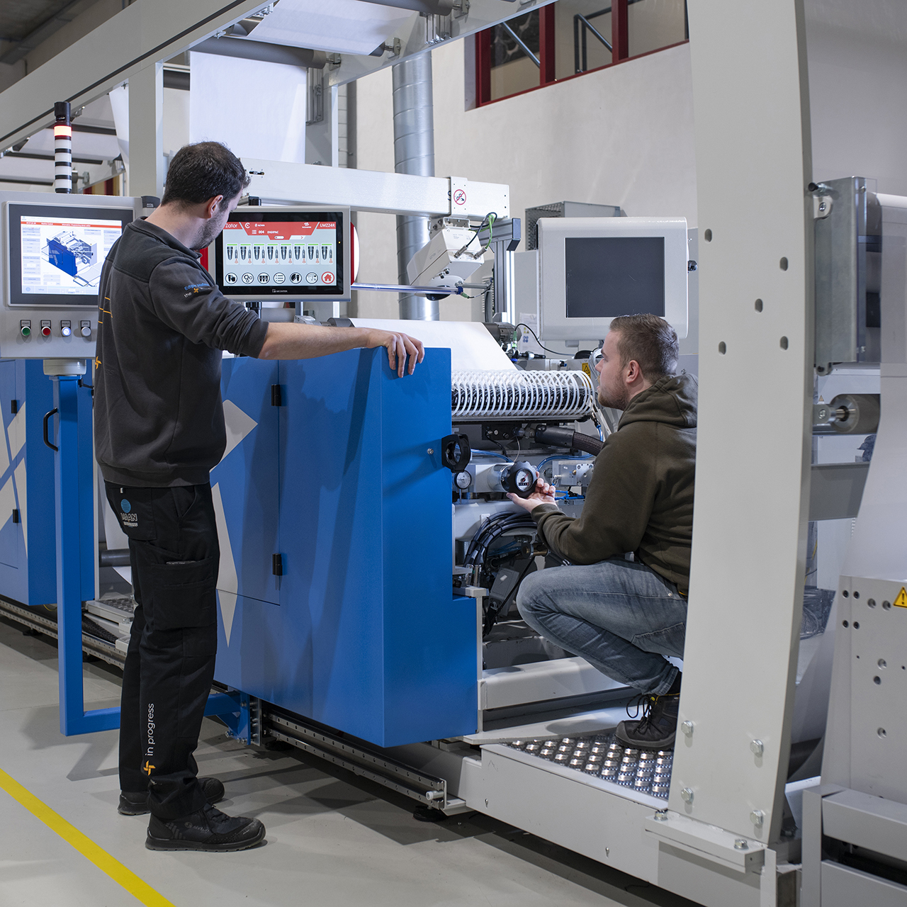 medewerkers bij de Maan Group richten een machine in voor productie