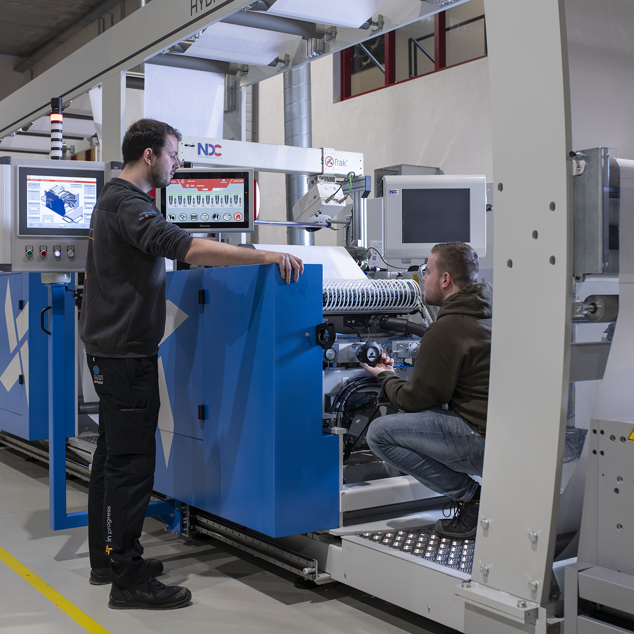 medewerkers bij de Maan Group richten een machine in voor productie