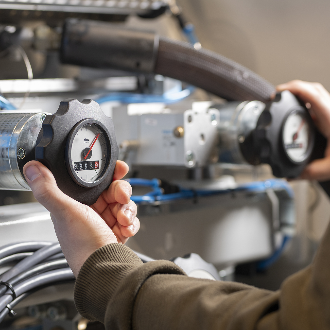 medewerkers bij de Maan Group richten een machine in voor productie